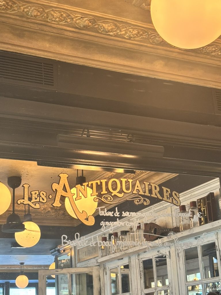 Les Antiquaires